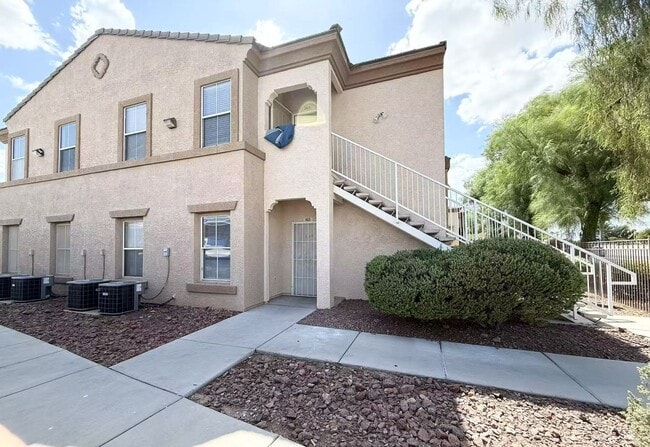 Building Photo - Gated condo boasts 2 bedrooms and 2 bathrooms