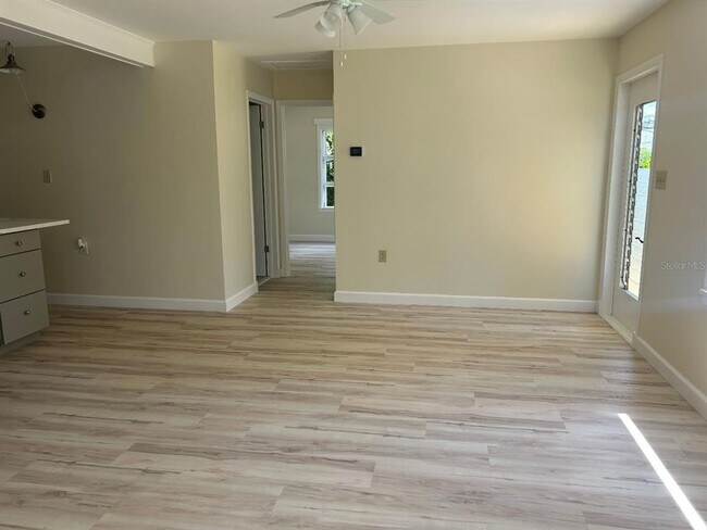 Photo - 201 Laurel Rd E