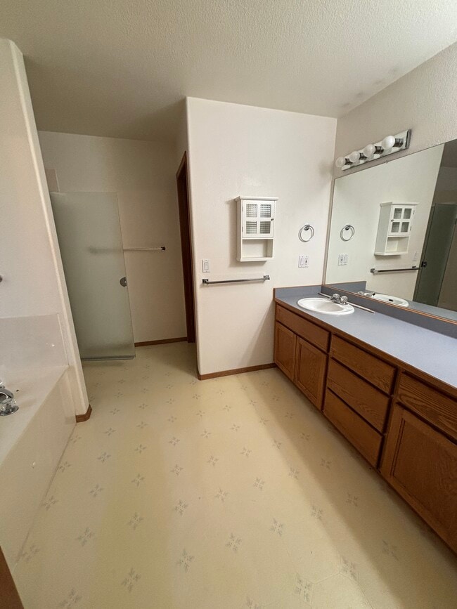 Photo - 935 NW Cooke Ave