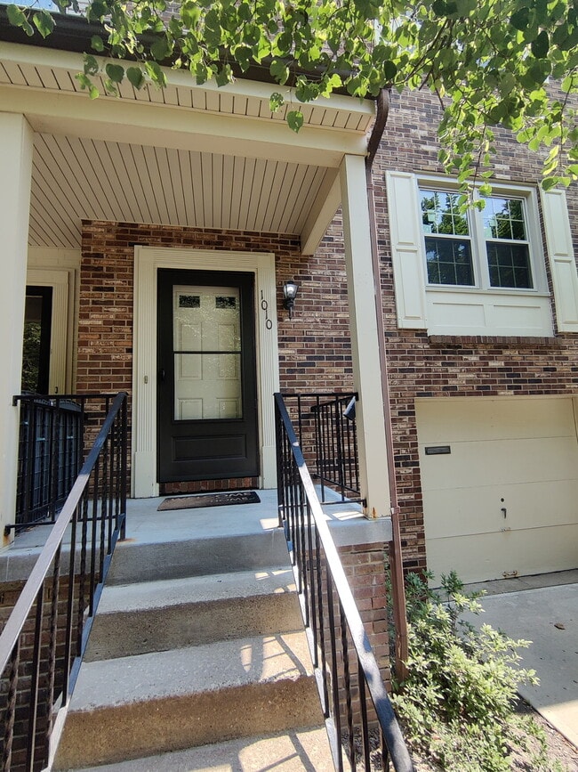 Building Photo - 1010 River Oaks Dr