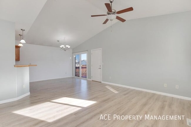 Photo - 240 Grandeur Ln