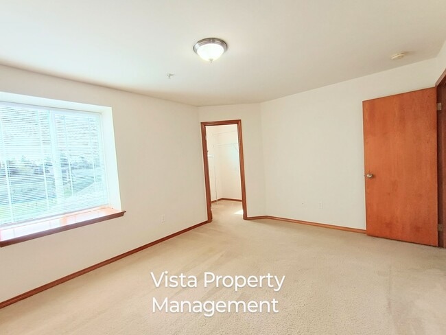 Photo - 2 Bedroom 2.5 bath BIG Townhouse with garage - minutes from JBLM East Gate