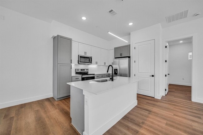 Building Photo - 1601 Mustang Dr