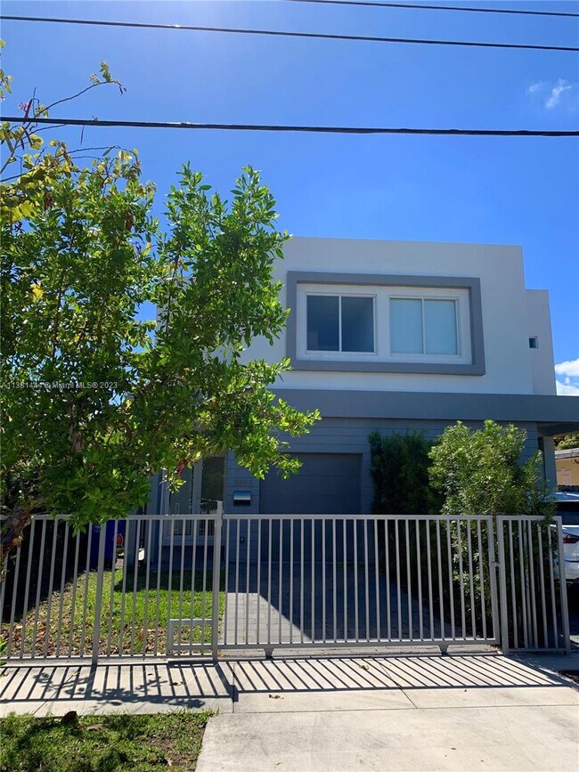 Photo - 2852 SW 32nd Ct