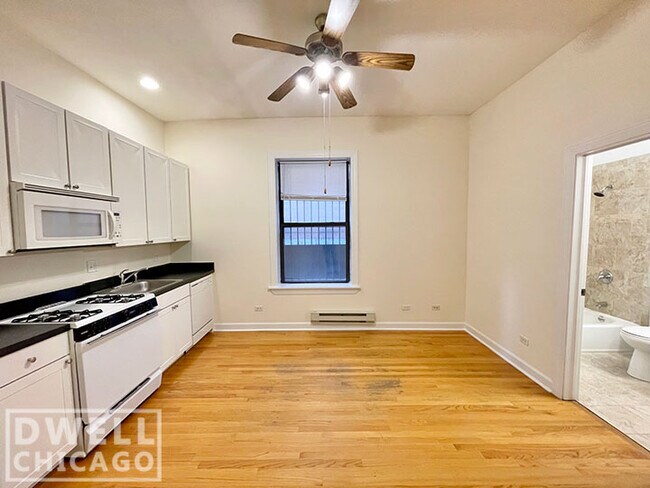 Building Photo - 4750 N Sheridan Rd Unit S Rental
