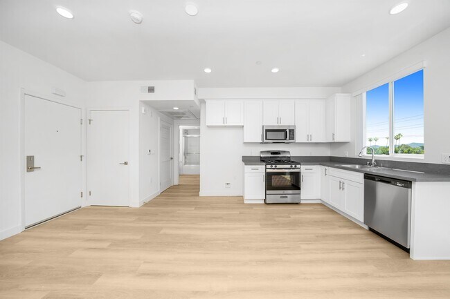 Building Photo - 14825 Delano St Unit 407 Rental