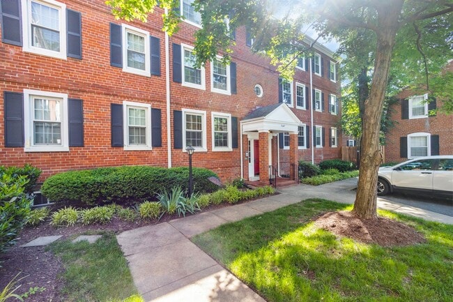 Building Photo - Fairlington 2 BR Condo for Rent!