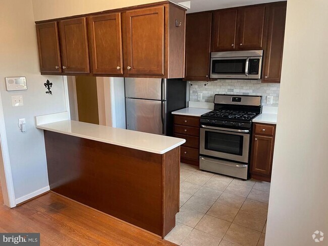 Building Photo - 807 S Oak St Rental