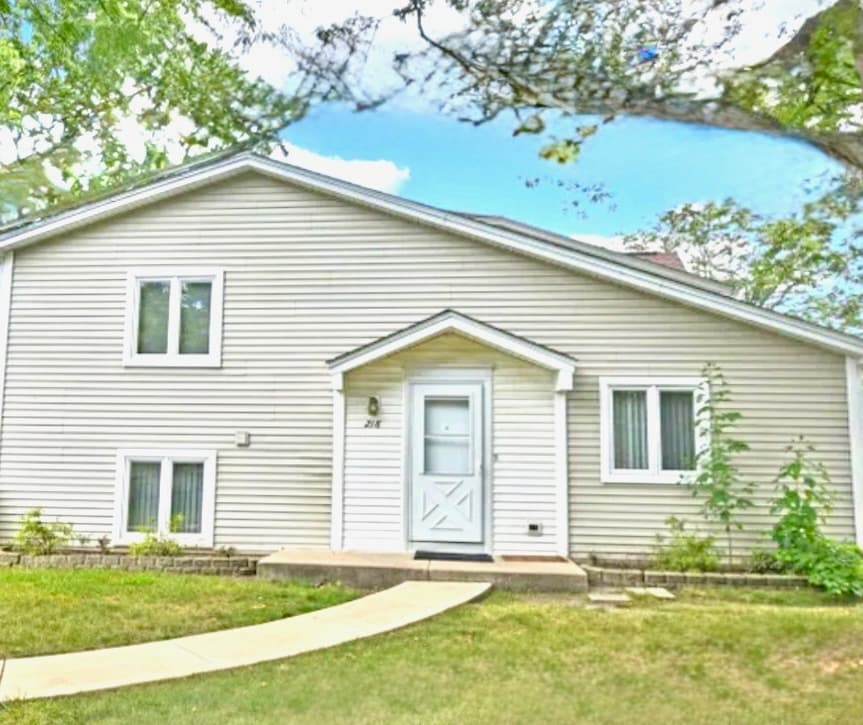 Location, location, location. This unit is right across the park with a very recently upgraded unit. - 218 Inverrary Ln Casa Adosada