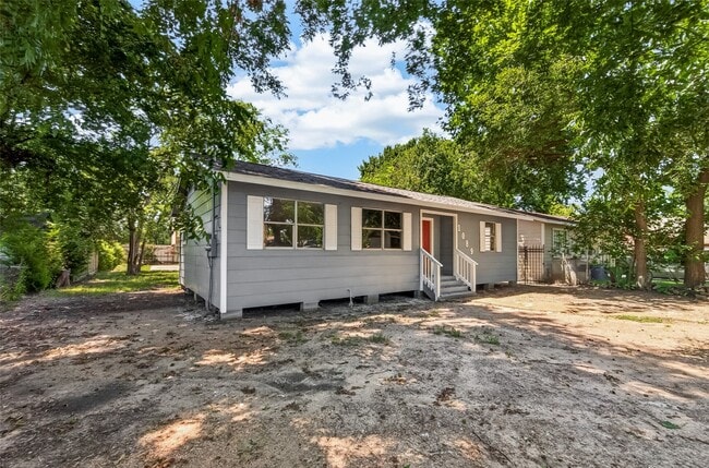 1089 Conklin St