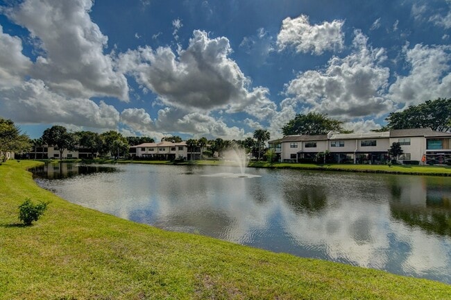 Photo - 7911 Eastlake Dr Unit H
