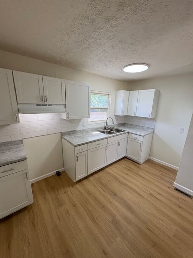 Newly Renovated 5 Bedroom in South Linden/... - Newly Renovated 5 Bedroom in South Linden/... House