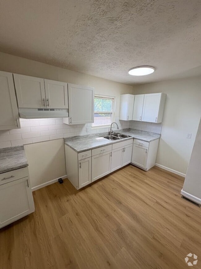 Building Photo - Newly Renovated 5 Bedroom in South Linden/... Rental