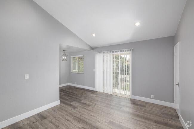 1BR, 1BA - 541SF - Living Room