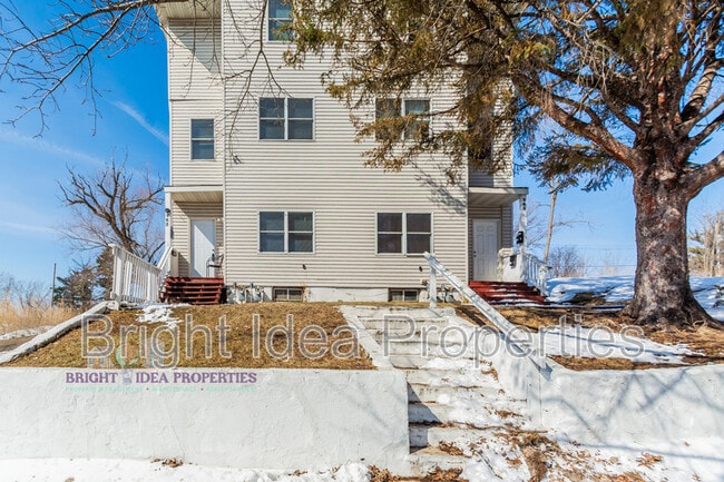 Building Photo - 863 Clark St N