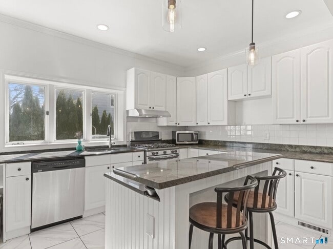 Photo - 709 Tunxis Hill Rd