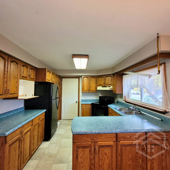 Photo - 3-Bedroom House With Shop !!