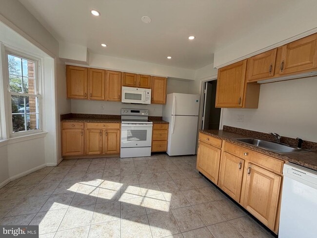 Photo - 2998 Covington St