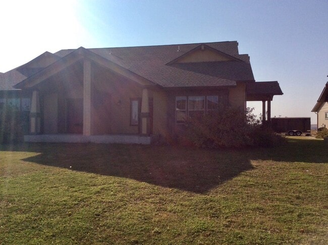 Building Photo - Duplex in South Heart Rental
