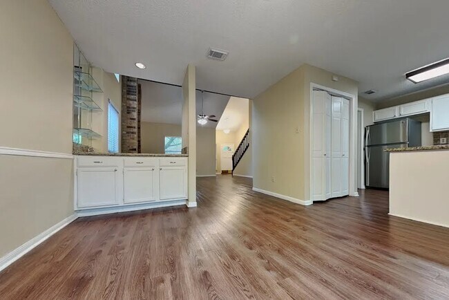 Photo - 11 Brentwood Oaks Ct