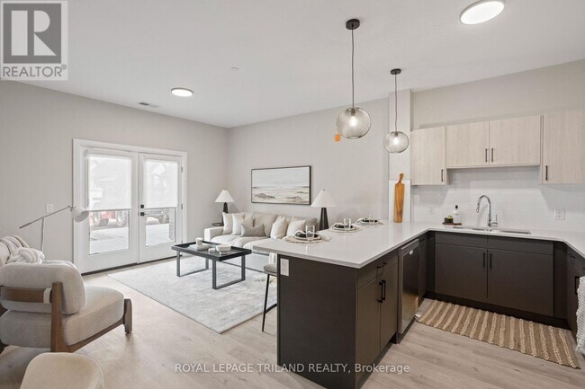 Photo - 33318 Richmond St