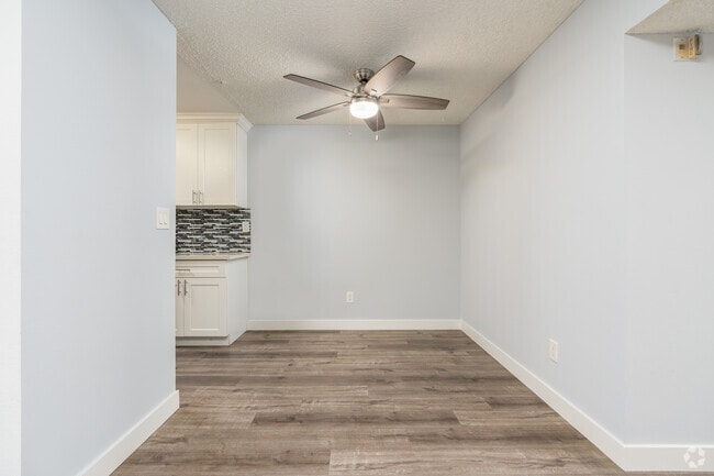 2BR, 2BA - 875SF - Dining Room