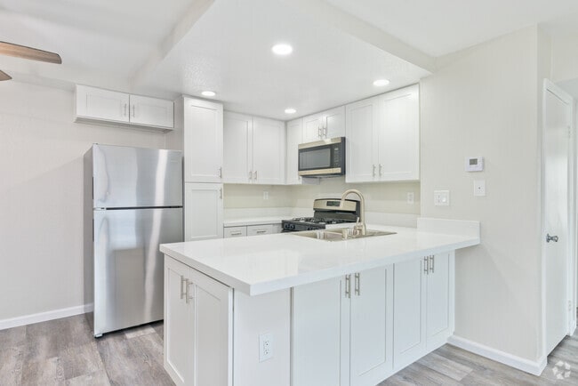 2 habitaciones, 1 baño - 739 pies cuadrados - Cocina - Park Villas Apartment Homes