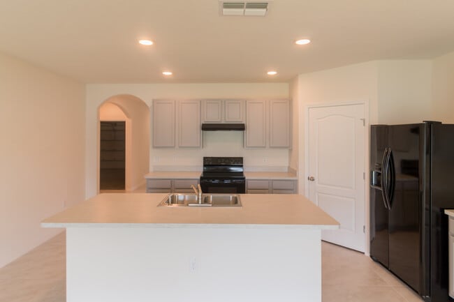 Photo - 462 St Georges Cir