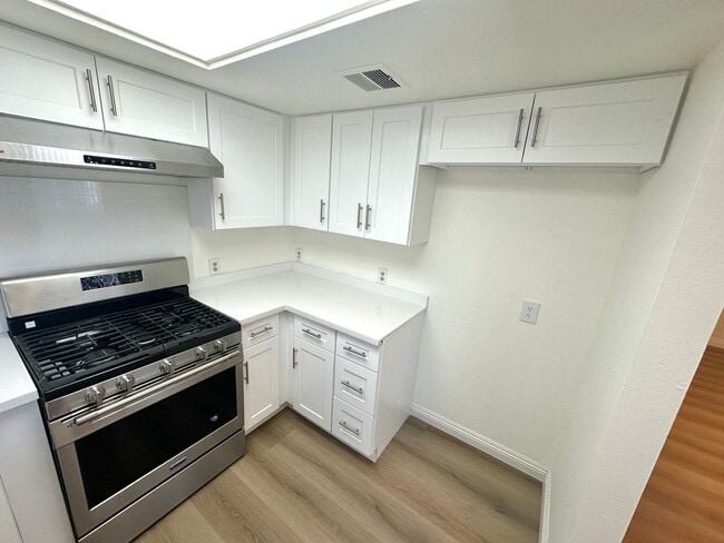 Photo - HUGGGEE UNIT. CENTRAL A/C, 2bd/1.5baths with parking. This unit is SUMMER READY! Unidad 2