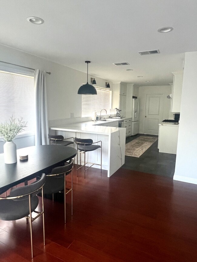 Comedor con asientos de bar en la península. - 26247 Ocean View Ave