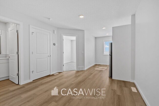 Photo - 21039-21025 25 Ave NW