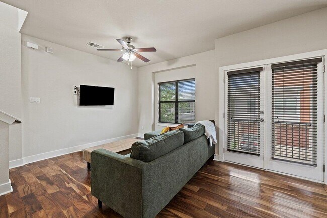 Photo - 1504 Lorraine Loop Unit B