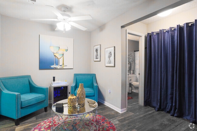2BR, 2BA - 900 SF