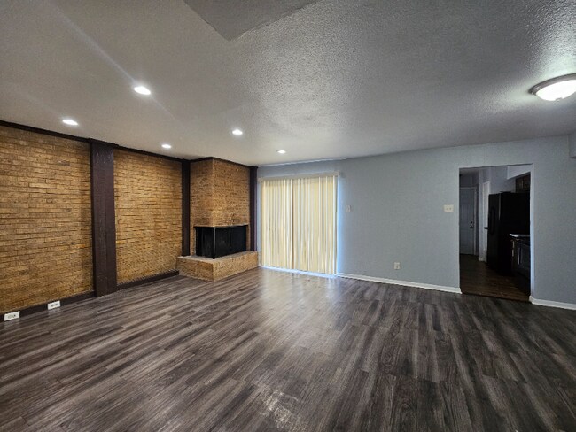 Photo - 4008 Towngate Blvd