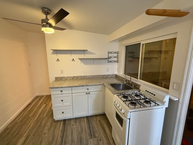 Building Photo - Downtown Paia studio with nice remodel Rental