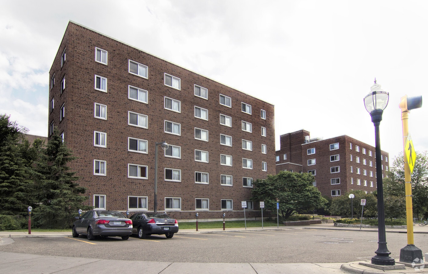 Comstock Hall - Comstock Hall Apartments