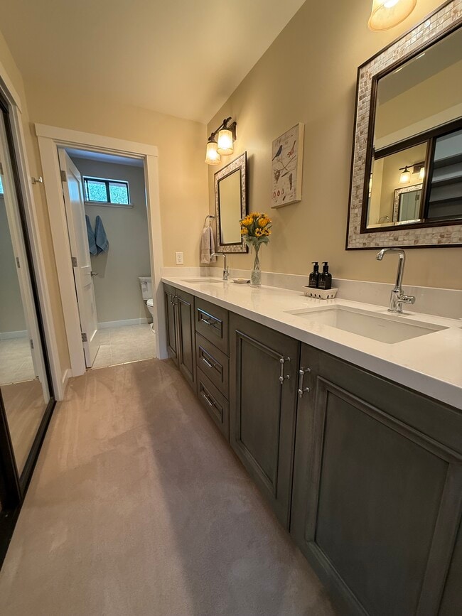 Photo - 6484 Heather St