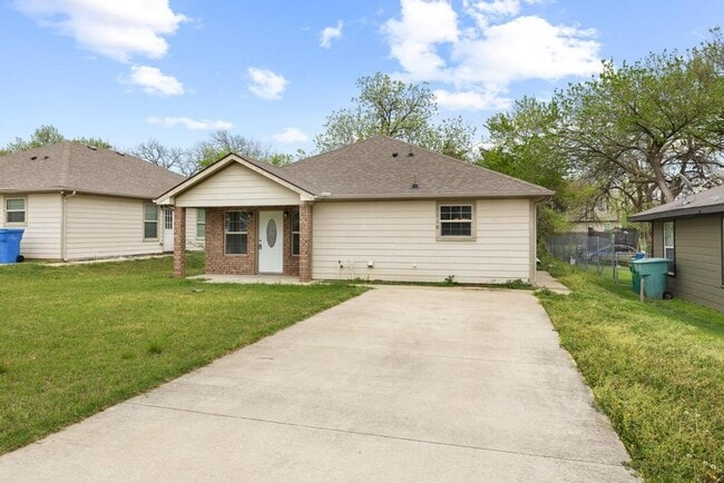 Photo - Step into comfort and modern convenience with this charming 3-bedroom, 2-bathroom home in Sherman...