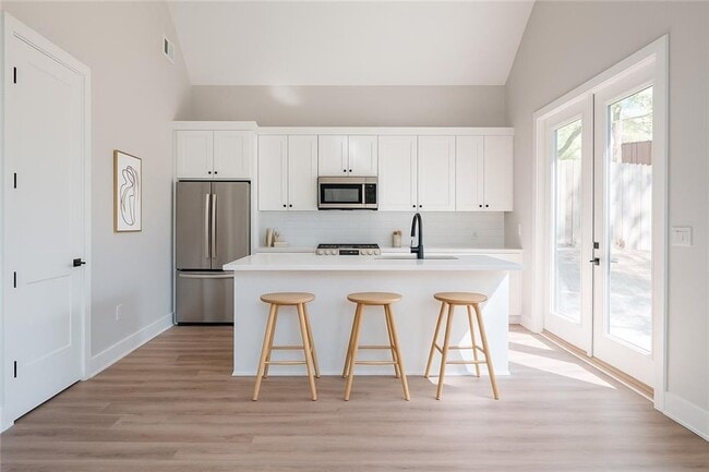 Photo - 606 Glenwood Pl SE