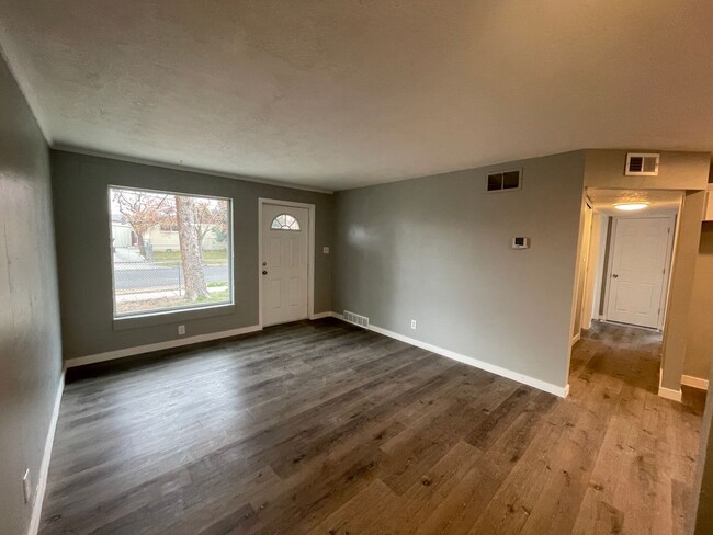 Building Photo - Charming 3 Bed/1 Bath Home!