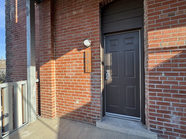 Building Photo - 517 Gillis St Unit 201