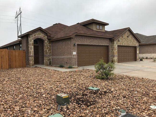 AVAILABLE NOW! LUXURY TOWNHOME LOCATED IN ... - AVAILABLE NOW! LUXURY TOWNHOME LOCATED IN ...