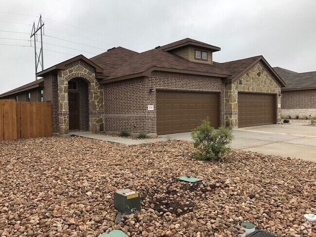Building Photo - AVAILABLE NOW! LUXURY TOWNHOME LOCATED IN ...