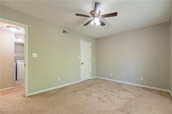 Photo - 448 McGill Pl NE