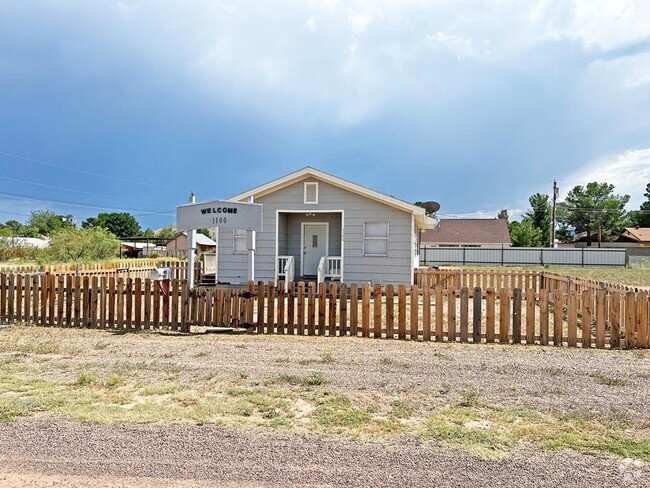 Building Photo - 1100 W Stockton Ave Rental