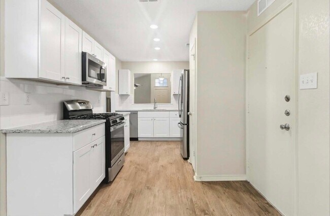 Photo - 702 Woodcrest Dr