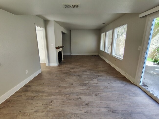 Photo - 939 Claremont Ct