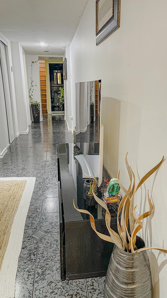 Photo - 700 Brock Av