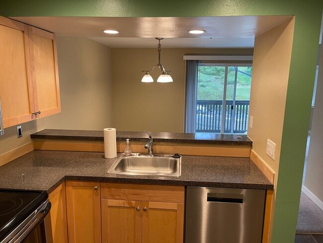 Spacious, Top Floor 2 Bed 2 Bath w/Pool an... - Spacious, Top Floor 2 Bed 2 Bath w/Pool an... Condo Unit D308
