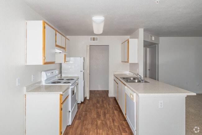 2BR, 1BA 818SF - Kitchen